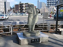 JR宇都宮駅東口広場にあった頃の餃子像 2006年1月8日