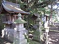 参道右手の3社 （手前から松尾神社、荒神社、水神社）