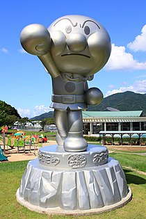 「たたかうアンパンマン像」は香美市立やなせたかし記念館の前にある芝生広場に建つ全高約3メートルの像で、その目線の先には全高7メートルのジャイアントだだんだんの像がある。アンパンマン像はそちらに向けて気合の籠った顔付きでアンパンチを繰り出す造形になっている。開館15周年を迎えた2011年（平成23年）、東日本大震災に傷めつけられたこの年の日本にあって、みんなの夢を守るために困難と戦うアンパンマンにメッセージを託して、原作者やなせたかし（92歳）が寄贈し、7月21日に設置された。