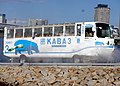 スロープに取り付けられた洗浄機で海水を洗い落とすT1700号車