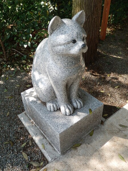 ファイル:座間神社 伊奴寝子社 猫座像01.JPG