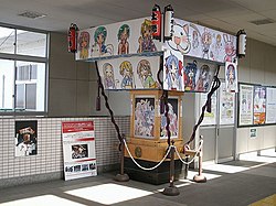 鷲宮駅改札内に展示された『らき☆すた』神輿（2010年3月撮影）