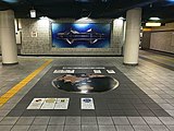 駅内のレリーフ『海・港との調和』（2019年7月）