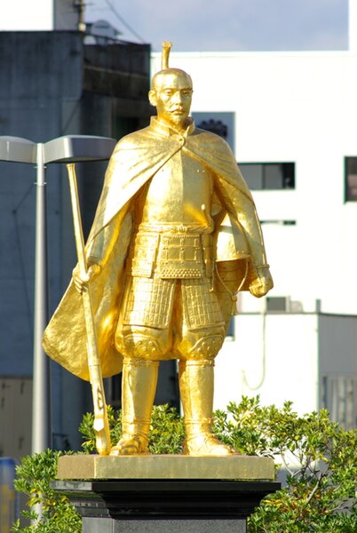 ファイル:Golden Nobunaga statue Gifu Sttn.jpg