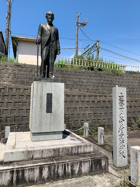 ファイル:Statue of Mitsugi Okamura, Minamiuonuma, Niigata, Japan, August 2023.png