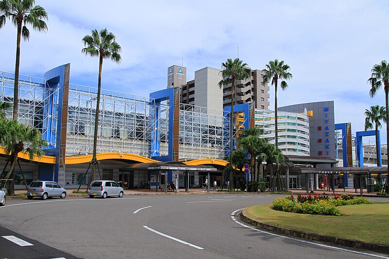 ファイル:Miyazaki Station West Entrance 1.JPG