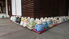 ねこプロジェクトの陶器猫（金刀比羅神社の濡れ縁）
