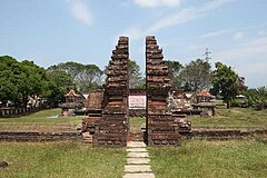 Gapura ngarep Taman Sari Guwa Sunyaragi kang dhapuré kaya gapura ing Candhi Bentar