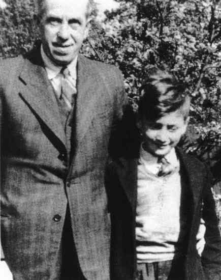 ფაილი:John Lennon and Uncle George Smith.jpg