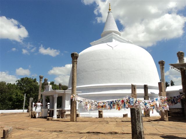 ឯកសារ:Lankarama Dagaba in Anuradhapura.JPG
