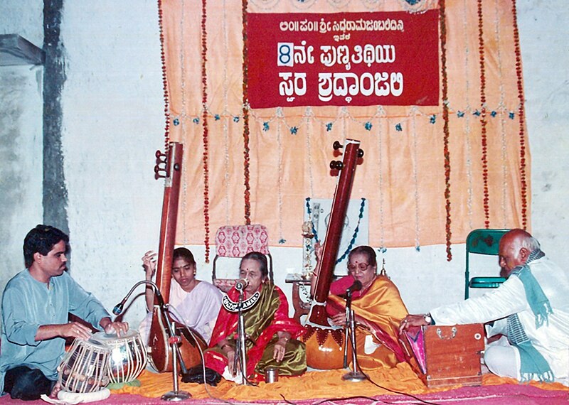 ಚಿತ್ರ:4 Vadavati sharada thanpura accompany to Gangu bai hanagal.jpg