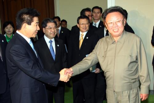 파일:김정일과 악수하는 노무현.jpg