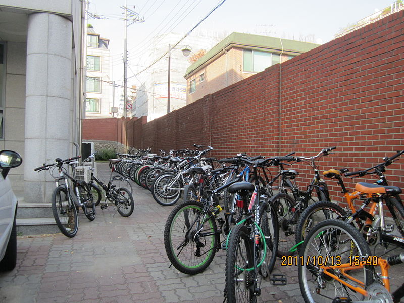 파일:Bicycle Parking Lot in Korean High School.JPG