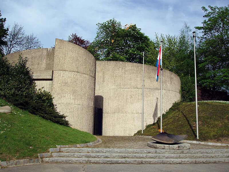 Fichier:Monument vun der nationaler Solidariteit.jpg