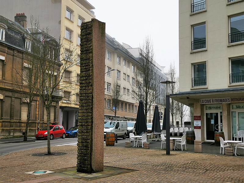 Fichier:Luxembourg, Bertrand Ney, stèle-fontaine Place Wallis (102).jpg