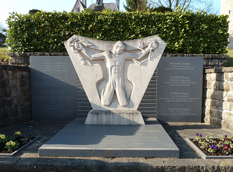Fichier:Monument aux morts Useldeng 1.JPG