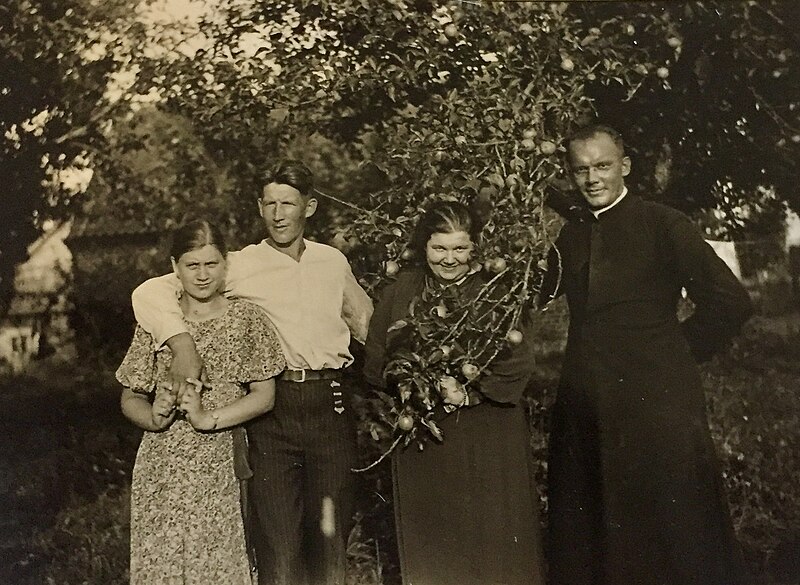 Vaizdas:Kunigas Vladas Požela (1913-1997) su artimaisiais Steigvilių kaime, 1939 m..jpg