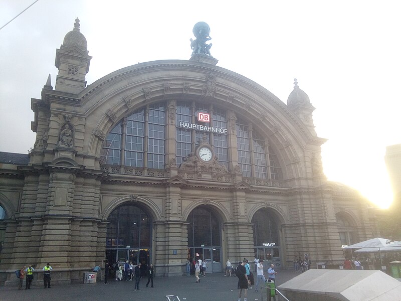 Vaizdas:FrankfurtHaupBahnPolnet.jpeg