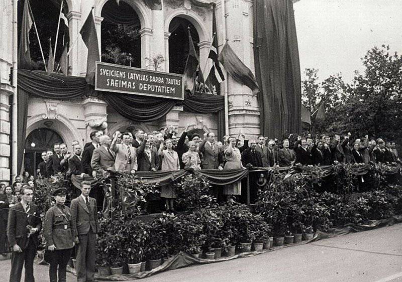 Attēls:Tautas Saeimas deputāti pie Latvijas Nacionālā teātra 1940. gada jūlijā.jpg