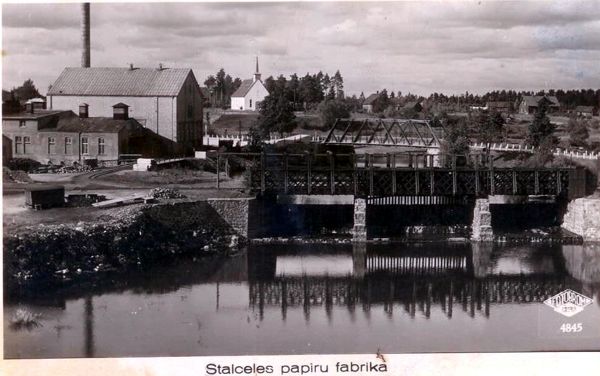 Attēls:Staiceles papīru fabrika un baznīca 1935.jpg