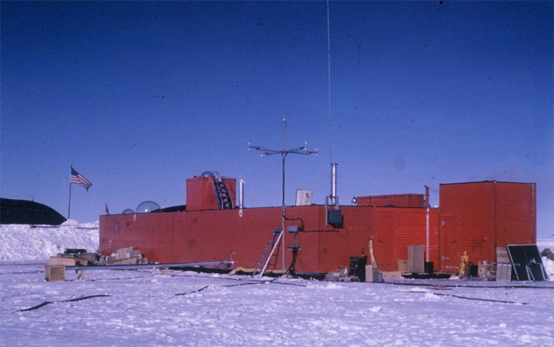 Attēls:Plateau Station's main building on January 30, 1966.jpg