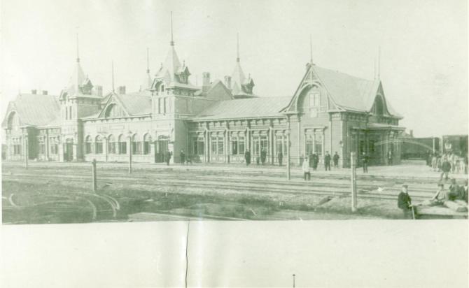 Attēls:Novosokoļņiku vecā dzelzceļa stacija (1904).jpg