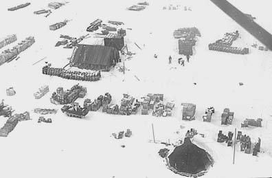 Attēls:Building Base Camp at Maudheim.jpg