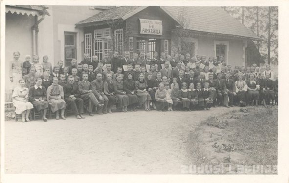 Attēls:Lejasciema pamatskola 1931. gadā.jpg