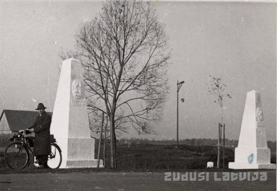 Attēls:Kurzemes un Vidzemes robežstabi pie Rīgas-Jelgavas šosejas pirms 1940. gada.jpg