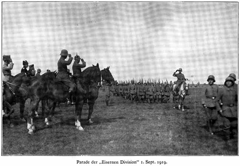 Attēls:Dzelzsdivizijas parade 1919.jpg