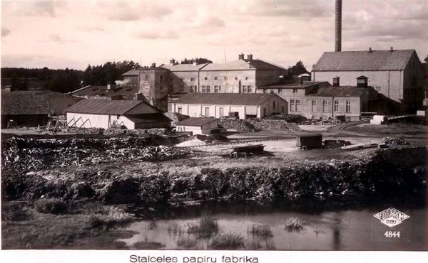 Attēls:Staiceles papīru fabrika 1935.jpg