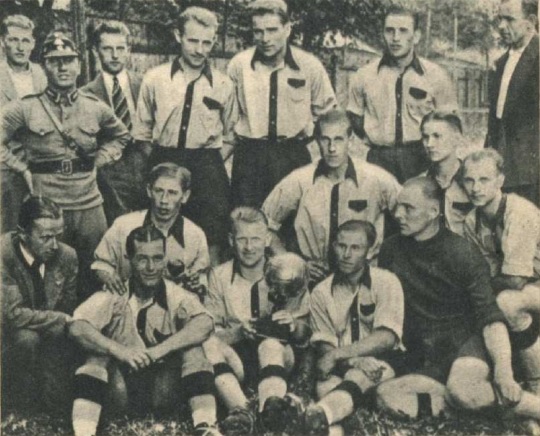 Attēls:Bauskas aizsargu pulka futbola komanda, 1937.jpg