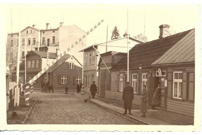 Attēls:Pārejas punkts uz Latvijas-Igaunijas robežas Valkā pirms 1940.jpg