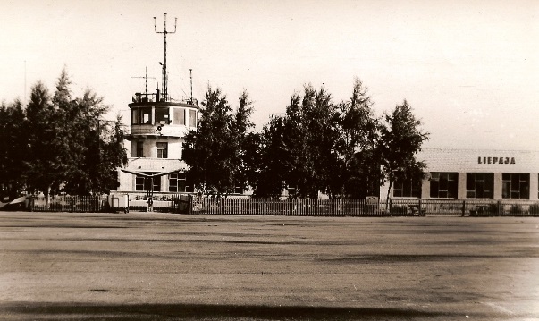 Attēls:Liepājas lidosta pēc 1960.jpg