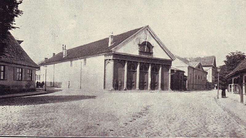 Attēls:Liepājas pilsētas teātris Kungu un Malkas ielu stūrī pirms 1924.jpg