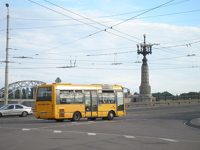 Attēls:8. autobuss uz Akmens tilta.JPG