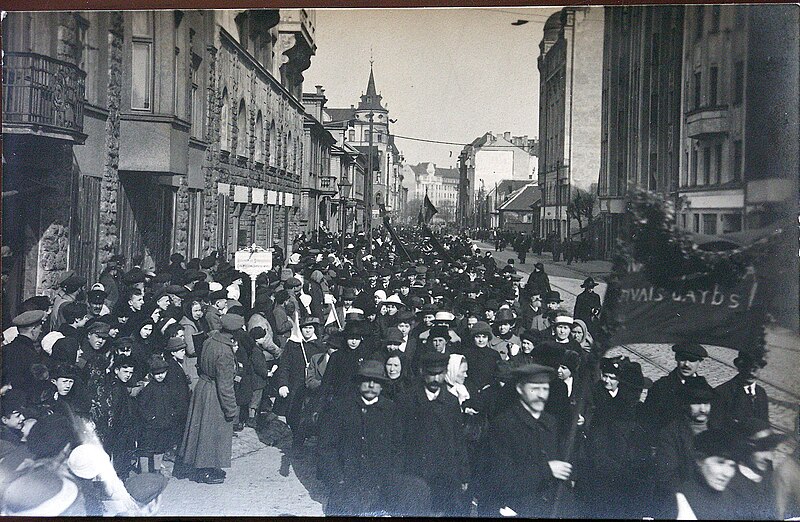 Attēls:1919. gada 1. maija demonstrācija Matīsa un Čaka ielu stūrī.jpg