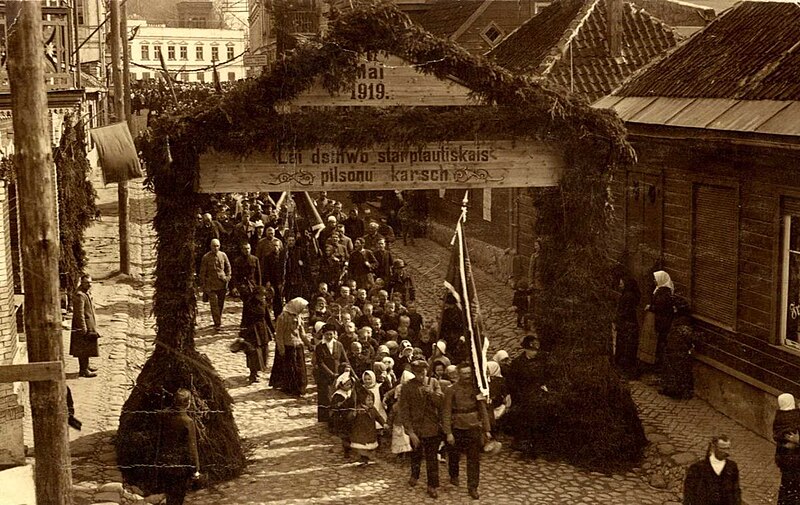 Attēls:1919. gada 1. maija demonstrācija Jūras ielā Limbažos.jpg