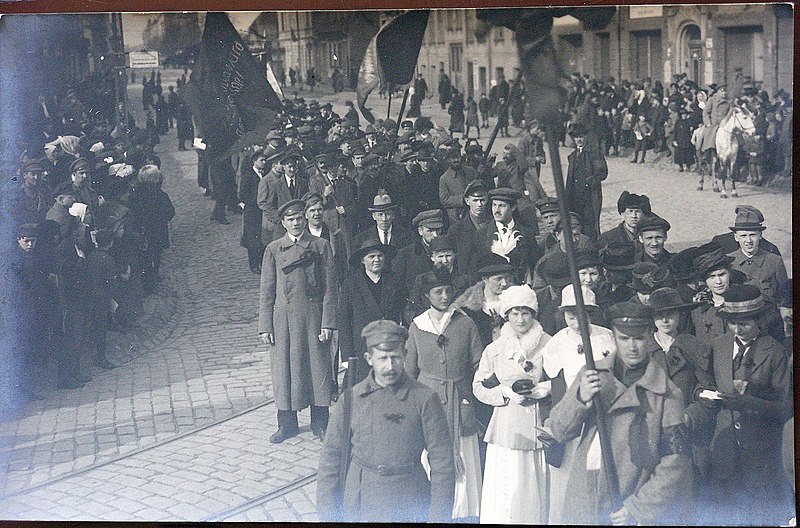 Attēls:1919. gada 1. maija demonstrācija ar sievietēm Kr. Barona un Matīsa ielu stūrī.jpg