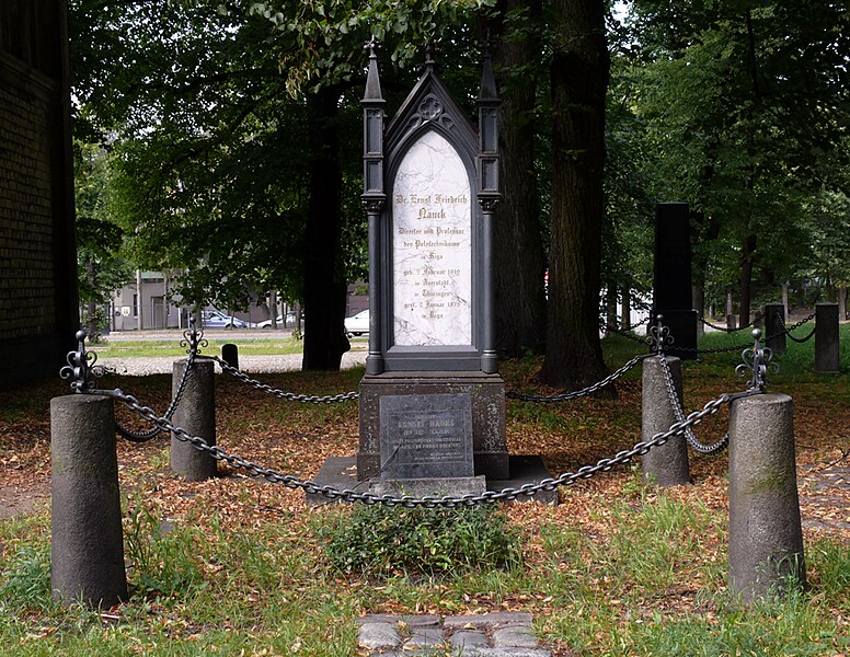 Attēls:Ernst Friedrich Nauck grave.jpg