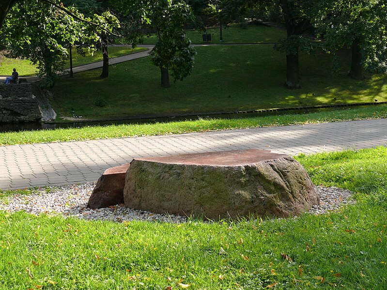 Attēls:Edijs Riekstins monument.JPG