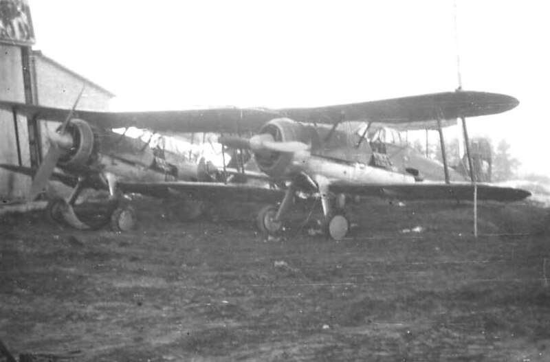 Attēls:Latvijas aviācijas pulka Gladiatori Krustpils lidlaukā 1940.jpg