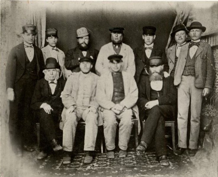 Attēls:Ernests Dinsbergs, Juris Māters un citi 19. gadsimta beigās.jpg