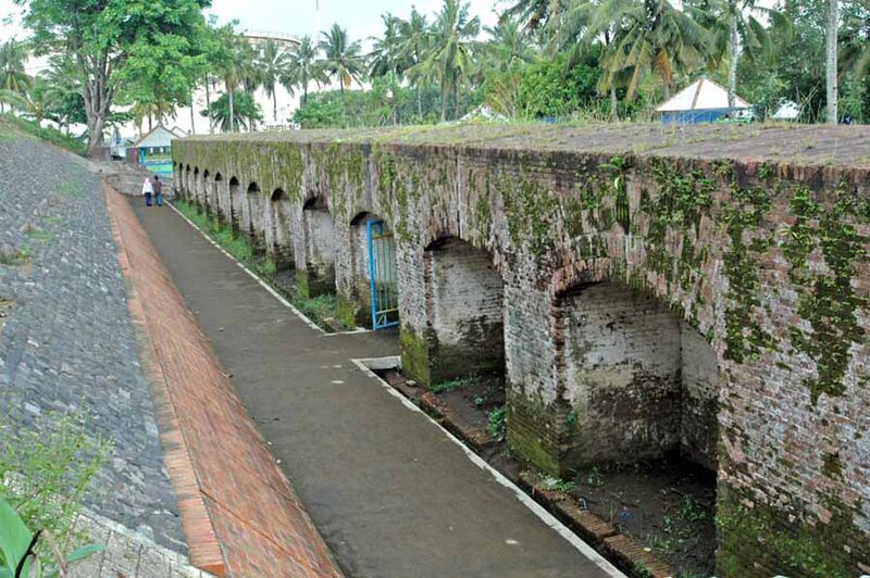 Barkas:Benteng pendem kang pinggir.jpg