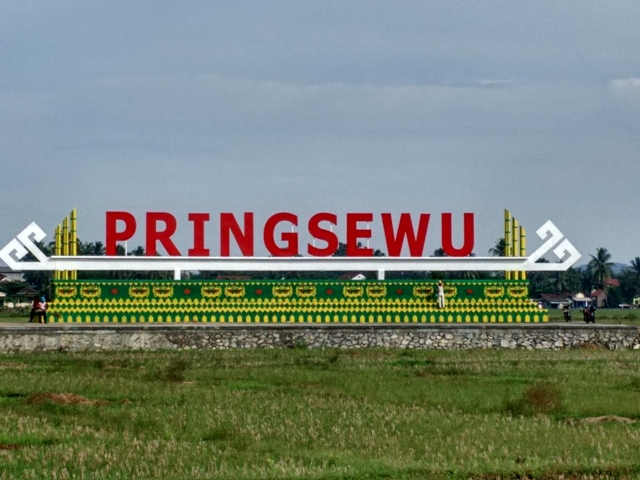 Berkas:Landmark Pringsewu.jpg