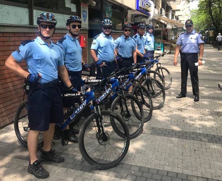 Податотека:Македонски полицајци на велосипеди.jpeg