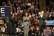 Мишел Обама, Опра Винфри и Барак Обама на сцената на еден предизборен собир.