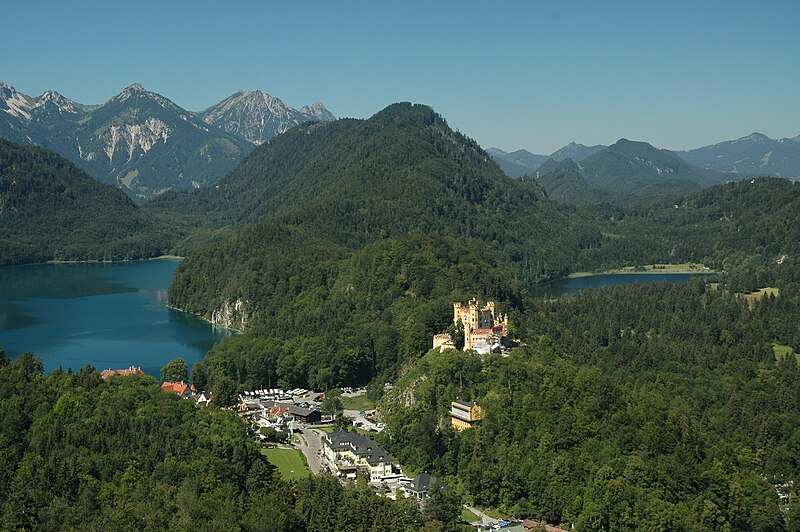 Податотека:Hohenschwangau Castle and Village.jpg