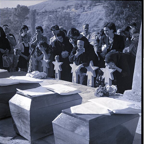 Податотека:Слики од погребот на погубените деца од Ваташа.jpg