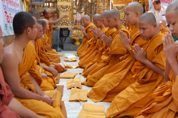 Файл:Buddhist chanting.jpg